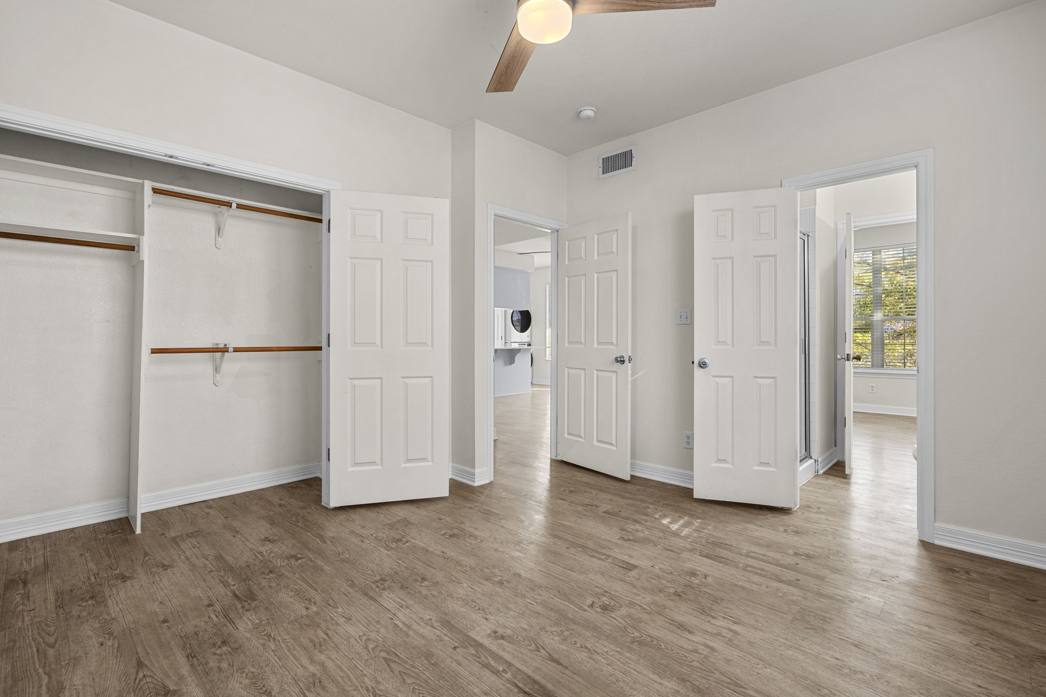 Spacious private bedroom with walk-in closet — student apartment, Whitestone West Campus West Campus Austin
